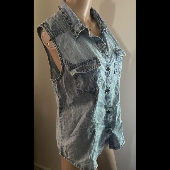 Collar studded sleeveless button down shirt with pockets - Picture 3 of 10